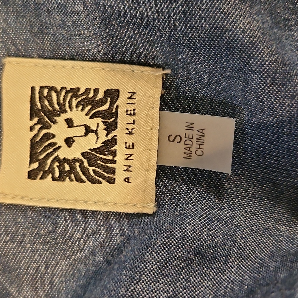 👚Anne Klein Blue Chambray Shirt - Picture 2 of 7
